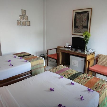 The Red Hibicus Guest House Chiang Mai Exteriör bild