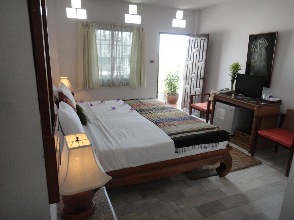 The Red Hibicus Guest House Chiang Mai Exteriör bild