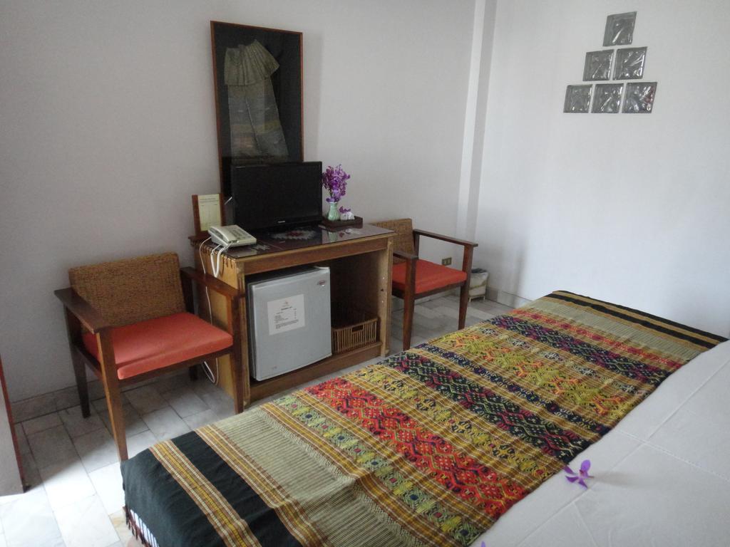 The Red Hibicus Guest House Chiang Mai Exteriör bild